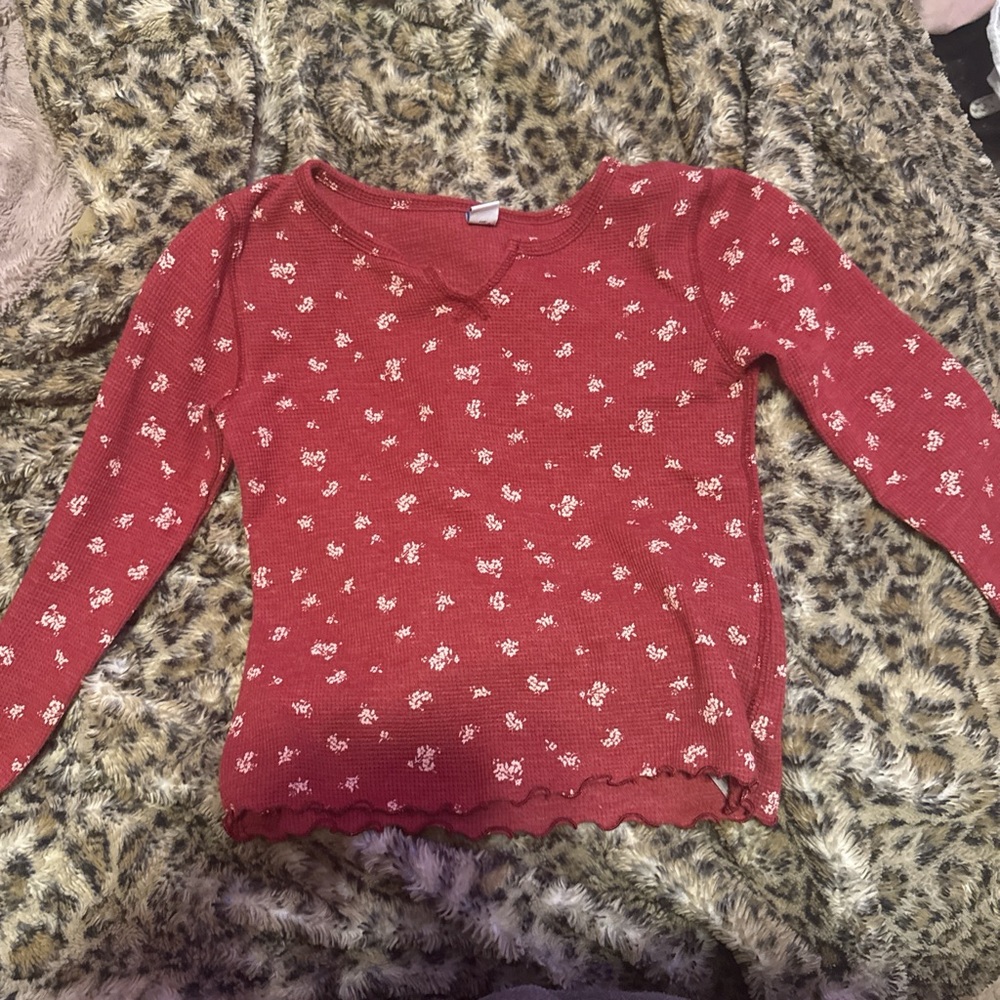 Floral kids top with ruffles at the ends of sleeves l